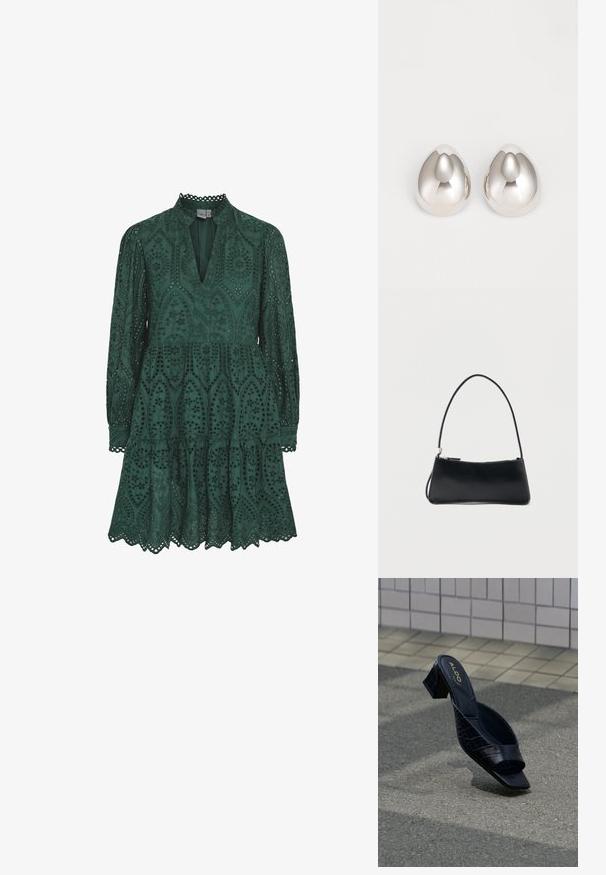 Grünes Spitzenkleid mit V-Ausschnitt, langen Ärmeln und einem mehrstufigen Rock. Verfügt über aufwendige Ausschnittmuster und gewellte Kanten entlang des Saums.; Schwarze Mule-Sandalette mit Krokodilprägung, eckiger Zehenpartie und Blockabsatz, liegend auf strukturiertem Boden nahe einer gefliesten Wand.; Schwarze rechteckige Handtasche mit dünnem Riemen und Reißverschluss, vor einem schlichten weißen Hintergrund.; Silberne metalliche Ohrcuffs mit einem glatten, abgerundeten Design, das einer Träne ähnelt, mit einer reflektierenden Oberfläche und nahtlosem Finish.