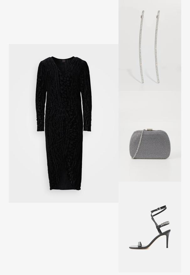 Vestido de terciopelo negro con un escote en V profundo, mangas largas y patrones de hojas texturizados. Presenta una abertura en la parte delantera y una silueta ajustada.; Sandalia negra de tacón alto con tira delgada en el tobillo, tira en la parte media del pie decorada con eslabones de cadena plateados y diseño de punta abierta.; Bolso de mano texturizado en blanco y negro con forma redondeada, correa de cadena plateada y un cierre de metal en la parte superior.; Pendientes alargados en tono plateado con diseño curvado, que presentan una fila de cristales transparentes en los bordes exteriores para un brillo adicional.