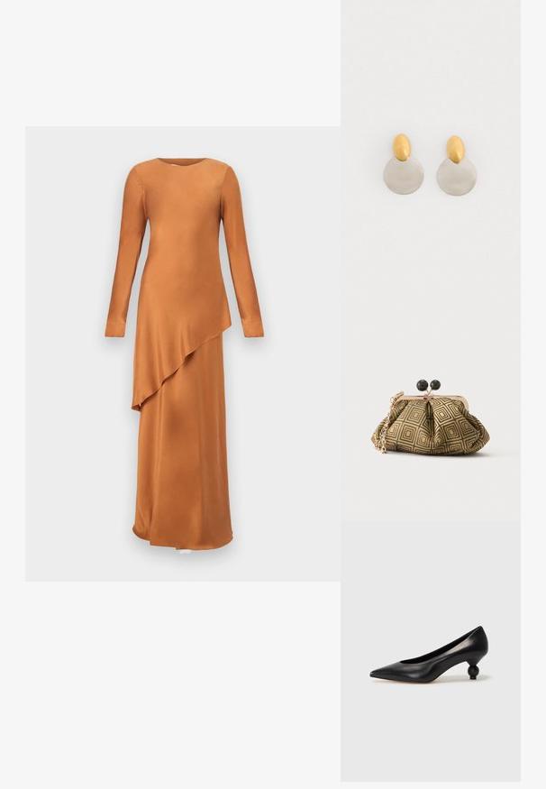Robe longue en satin à manches longues, de couleur marron caramel chaud, avec un voile asymétrique sur la partie jupe.; Chaussure à talon haut en cuir noir avec un bout pointu et un talon arrondi. Texture lisse avec un design épuré et minimal.; Petite pochette avec motif géométrique doré et noir, cadre en métal doré, fermeture à boule noire et une courte chaîne dorée.; Boucles d'oreilles en métal doré et argenté avec une base en disque rond et une pièce supérieure ovale, texture lisse et finition polie.
