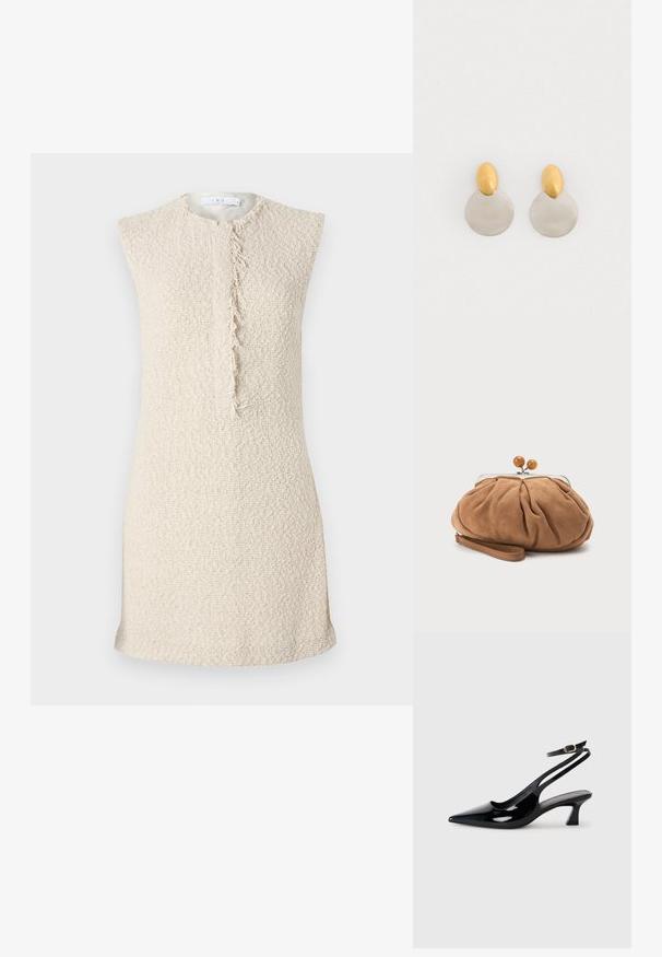 Robe sans manches beige en tissu tissé texturé. Présente une couture effilochée centrale pour les détails. Design minimaliste et coupe droite.; Escarpins à brides arrière en cuir verni noir, à bout pointu, avec un petit talon carré et une sangle de cheville ajustable dotée d'une boucle dorée.; Petit sac pochette en daim marron doux avec tissu froncé, fermoir métallique, accents de perles en bois et bracelet pour poignet sur fond blanc.; Boucles d'oreilles en métal doré et argenté avec une base en disque rond et une pièce supérieure ovale, texture lisse et finition polie.