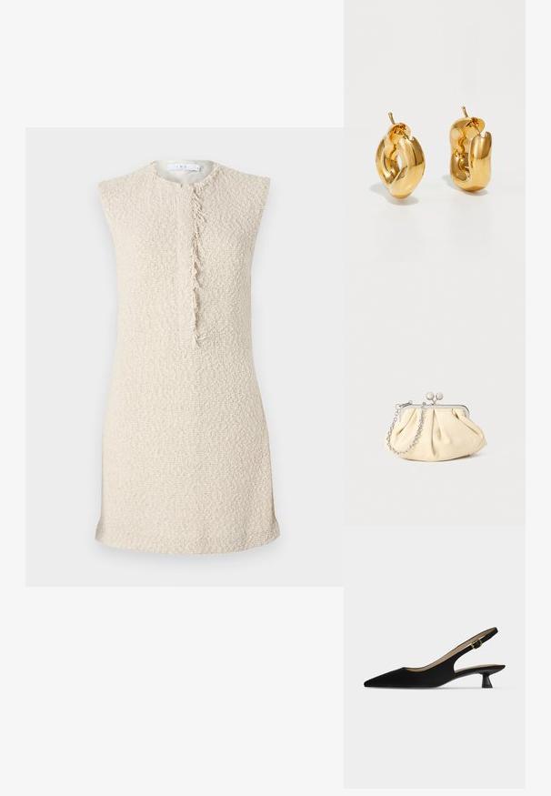 Beige ærmeløs kjole i et struktureret, vævet stof. Har en central frynset søm som detalje. Minimalistisk design og lige snit.; Sort, spids slingback-sko med lav kitten-hæl og guldfarvet spænderem, vist i profil på ensfarvet lyst baggrund.; Plisseret beige læderclutch med en sølvmetalramme, der har to runde dekorative låse og en sølvkædetrasporte.; Chunky guld hoop øreringe med et let snoet, rørformet design og postsystem bagpå, på en hvid baggrund.