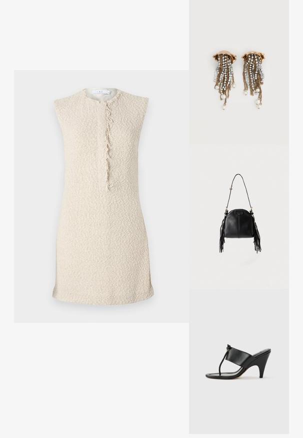 Beige ærmeløs kjole i et struktureret, vævet stof. Har en central frynset søm som detalje. Minimalistisk design og lige snit.; Sort højhælet sandal med bred frontrem og en tåsløjfe med en knyttet snordetalje, vist i profil på hvid baggrund.; Sort læderhåndtaske med en buet form, lang justerbar rem og frynser på begge sider mod en lys baggrund.; Clip-on øreringe i guldfarve med faldende rhinstenkæder og hængende hvide perler på en hvid baggrund.