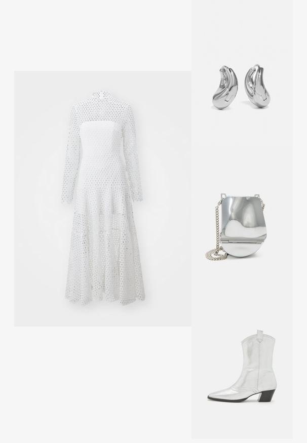 Robe blanche à manches longues et col haut, faite en tissu à motif de dentelle circulaire, avec un ourlet fluide et à volants.; Castañer DIMBA - Bottines de cowboy / motard - plata; Sac à main métallique argenté avec une surface lisse et courbée, doté d'une bandoulière en chaîne et d'un fermoir sécurisé. Forme compacte et finition réfléchissante.; Boucles d'oreilles en argent en forme de créoles avec une finition incurvée et brillante, et un design sans couture. Équipées d'une fermeture à charnière pour un port sécurisé.