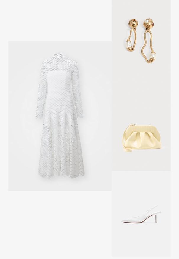 Witte jurk met lange mouwen en een hoge halslijn, gemaakt van een stof met een cirkelvormig kantpatroon, met een vloeiende, gelaagde zoom.; Witte leren slingback damesschoen met spitse neus, lage kittenhak en een kleine decoratieve strik bovenop, zijaanzicht.; Crème-kleurige leren clutch met een gestructureerd bovenframe en polsbandje, weergegeven tegen een effen lichte achtergrond.; Goudkleurige oorbellen met onregelmatige open vormen, elk met een parel aan de onderkant en edelsteendetails op de ronde stekers.