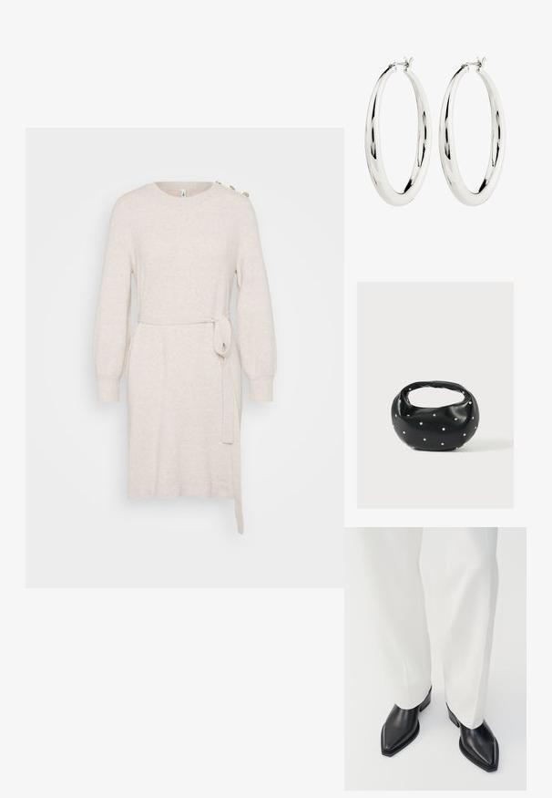 Beige Strickkleid mit rundem Ausschnitt, langen Ballonärmeln, Taillengürtel und seitlichem Schlitz. Verfügt über dekorative Knöpfe an der Schulter.; Schwarze spitz zulaufende Stiefeletten aus glattem Leder mit flachen Blockabsätzen, kombiniert mit weißen, weiten Hosen. Schlichtes und modernes Design.; Schwarze Lederhandtasche mit abgerundeter Form, verziert mit silbernen Nietenakzenten und kurzem Griff. Glatte Struktur und Reißverschlussverschluss.; Silberne Creolen mit einer glatten, reflektierenden Oberfläche. Runde, große Form mit einem sicheren Verschluss an der Oberseite. Polierte Oberfläche betont den Glanz.