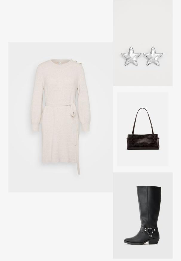 Beige Strickkleid mit rundem Ausschnitt, langen Ballonärmeln, Taillengürtel und seitlichem Schlitz. Verfügt über dekorative Knöpfe an der Schulter.; Schwarze Lederstiefel bis zum Knie mit spitzem Zehenabschluss, ausgestattet mit einem dekorativen Knöchelriemen und silbernen Hardware-Elementen. Niedriger Blockabsatz.; Rechteckige dunkelbraune Handtasche mit geprägt krokodilähnlicher Struktur und zwei dünnen Schulterriemen vor einfarbigem Hintergrund.; Silberne sternförmige Ohrringe mit einer polierten, glänzenden Oberfläche. Jeder Ohrring hat fünf Spitzen und dezente Oberflächentexturdetails.