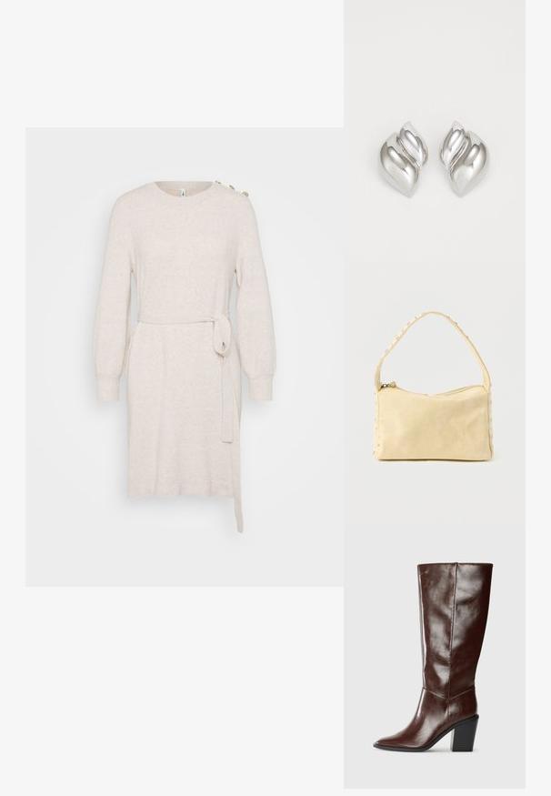 Beige Strickkleid mit rundem Ausschnitt, langen Ballonärmeln, Taillengürtel und seitlichem Schlitz. Verfügt über dekorative Knöpfe an der Schulter.; Hohe, dunkelbraune Lederstiefel mit einer spitzen Zehe und einem gestapelten Blockabsatz, seitlich vor einem schlichten Hintergrund dargestellt.; Kleine beige Ledertasche mit einem einzigen Riemen und silbernen Nieten entlang der Kanten und des Riemens, vor einem schlichten Hintergrund.; Silberne Ohrringe mit einer organischen, abstrakten Form. Glatte, glänzende Oberfläche mit einem konischen Design. Mit dezenten Kurven und einem zentralen Linienelement.