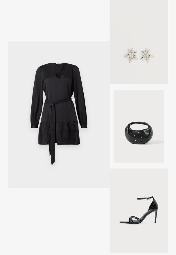 Vestido negro con escote en V, mangas largas y cinturón anudado. Presenta un volante fruncido en el dobladillo para mayor textura. Acabado de tela suave.; Sandalia de tacón alto de charol negro con una fina correa en el tobillo, punta abierta y diseño minimalista sobre un fondo claro y liso.; Bolso de mano de cuero negro con forma redondeada, decorado con detalles de tachuelas plateadas y un asa corta. Textura lisa y cierre con cremallera.; Pendientes de aro plateados en forma de estrella con un acabado liso y pulido sobre un fondo blanco liso.