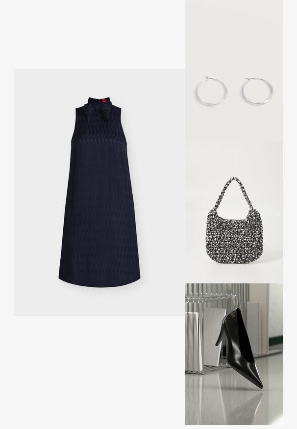 Robe sans manches bleu marine texturée avec un col montant et un grand nœud au niveau du col, présentée sur fond blanc.; Chaussure noire à talon haut avec bout pointu et logo doré, posée sur une surface réfléchissante près d'un organiseur de dossiers en fil chromé contenant des documents.; Sac en osier noir et blanc de forme arrondie, avec une surface texturée et une poignée tressée. Convient à un usage décontracté.; Boucles d’oreilles créoles en métal argenté avec une surface lisse légèrement incurvée et des fermoirs à clapet sur un fond blanc uni.