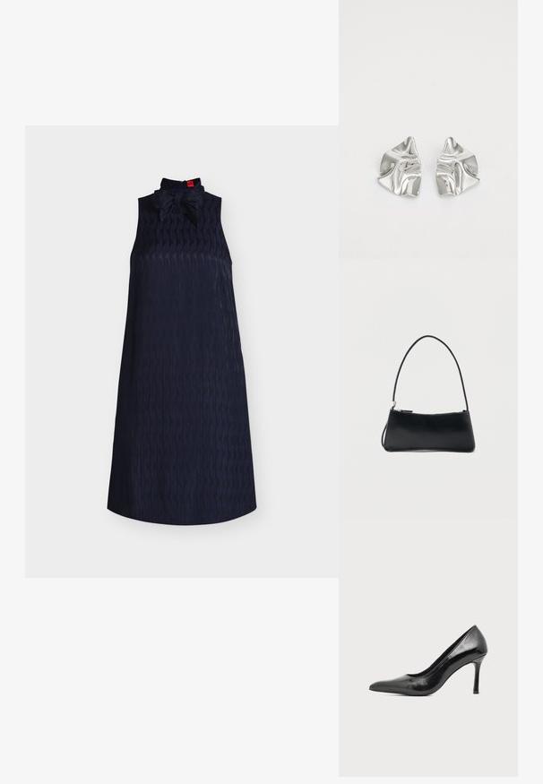 Robe sans manches bleu marine texturée avec un col montant et un grand nœud au niveau du col, présentée sur fond blanc.; Chaussure à talon haut pour femme en cuir verni noir avec bout pointu et talon fin sur fond clair uni.; Sac à main rectangulaire noir avec une fine bandoulière et fermeture éclair, présenté sur un fond blanc uni.; Boucles d'oreilles en métal argenté avec un design ondulé et sculptural, présentant une finition polie et des formes irrégulières, mettant en valeur une esthétique contemporaine.