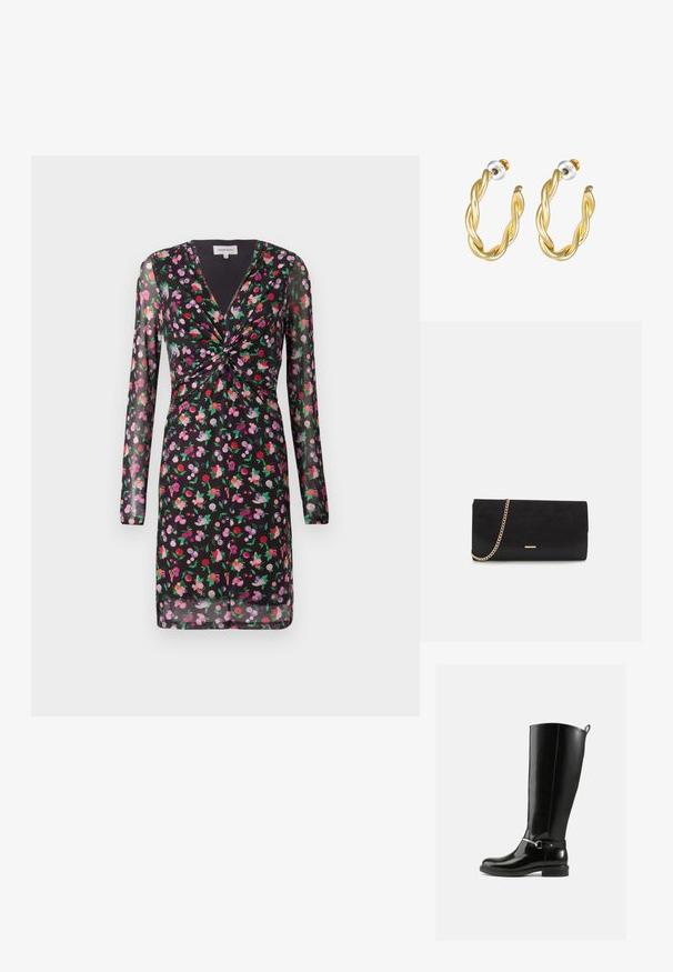 Schwarzes Kleid mit durchsichtigen langen Ärmeln, floralen Motiven in Rot, Pink und Lila, mit einem verdrehten Vorderteil und V-Ausschnitt.; Schwarze kniehohe Stiefel aus glänzendem Leder mit silberner Schnalle am Knöchel und abgerundetem Zehenbereich. Flache Sohle.; Schwarze Clutch aus Wildleder mit strukturierter Oberfläche, ausgestattet mit einem goldenen Kettenriemen und einem eleganten, kantigen Design.; Goldene, gedrehte Creolen mit glatter Oberfläche, ausgestattet mit transparentem Rücken und goldfarbenen Beschlägen.