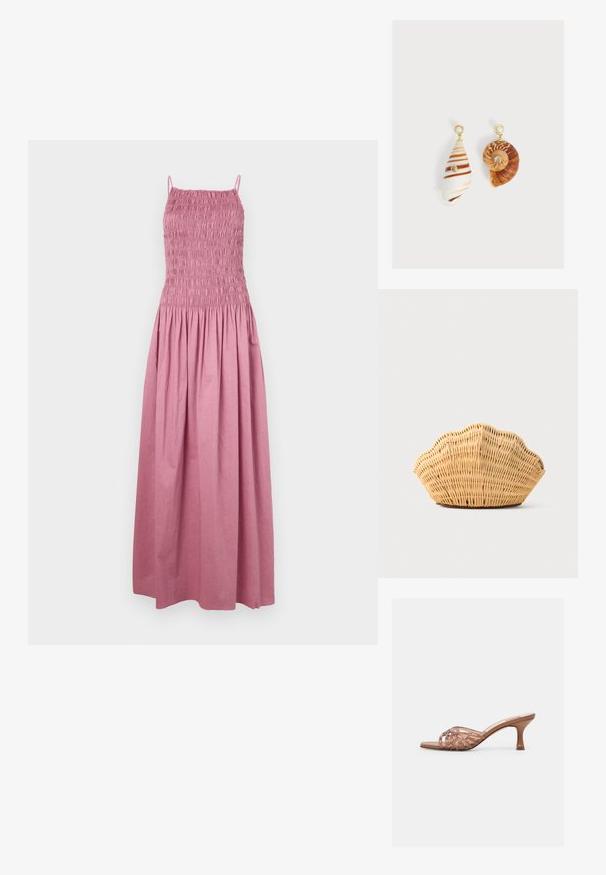 Robe maxi en rose pâle, avec un corsage smocké, de fines bretelles et une jupe fluide avec une taille froncée. Fabriquée en tissu léger.; Mule à talon moyen incurvé de couleur marron avec des brides supérieures tissées et un bout ouvert, sur fond blanc uni.; Sac à main en rotin tissé en forme de coquille Saint-Jacques de couleur brun clair naturel avec des bords arrondis et texturés.; Boucles d'oreilles asymétriques avec pendentifs en coquillages, clous dorés avec dessus en perle et petites pierres précieuses transparentes incrustées sur chaque coquillage.