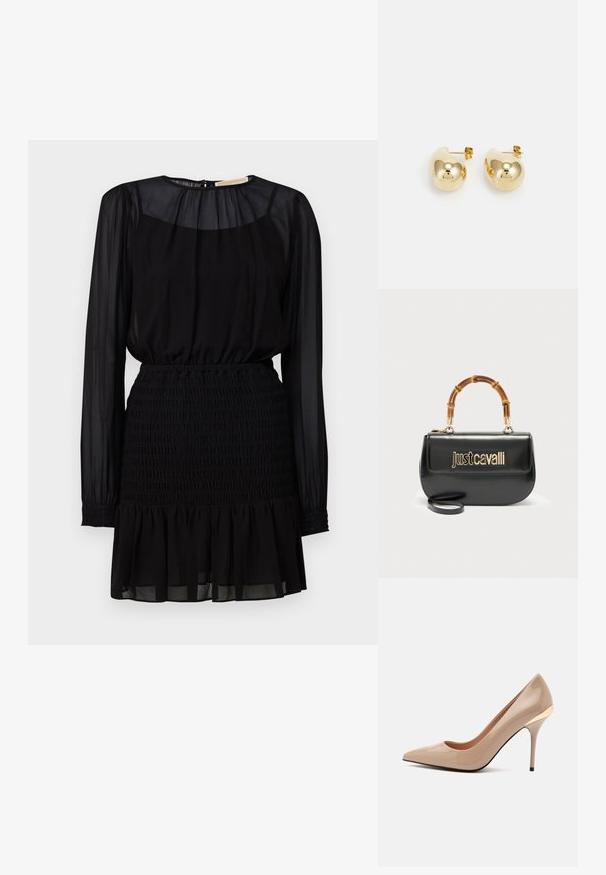 Vestido negro con largas mangas transparentes, cintura fruncida y un dobladillo de volantes en capas. Hecho de tela ligera y fluida.; Zapato de tacón alto beige brillante con punta puntiaguda y tacón delgado, con un pequeño detalle dorado cerca del talón sobre un fondo liso gris claro.; Bolso de cuero negro con el logo dorado "Just Cavalli" en el frente y asa curvada de bambú, con una correa larga desmontable.; Pendientes de oro con una forma suave y redondeada y superficie brillante; cuentan con un pequeño vástago para un ajuste seguro.