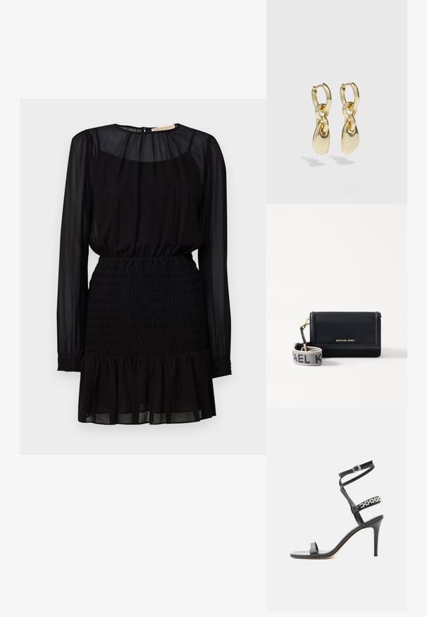 Vestido negro con largas mangas transparentes, cintura fruncida y un dobladillo de volantes en capas. Hecho de tela ligera y fluida.; Sandalia negra de tacón alto con tira delgada en el tobillo, tira en la parte media del pie decorada con eslabones de cadena plateados y diseño de punta abierta.; MICHAEL Michael Kors JET SET SM PHONE WBG XBODY - Bandolera - black; Pendientes de aro dorados con un diseño enlazado y acentos en forma de lágrima suaves. El acabado reflectante realza el atractivo visual.