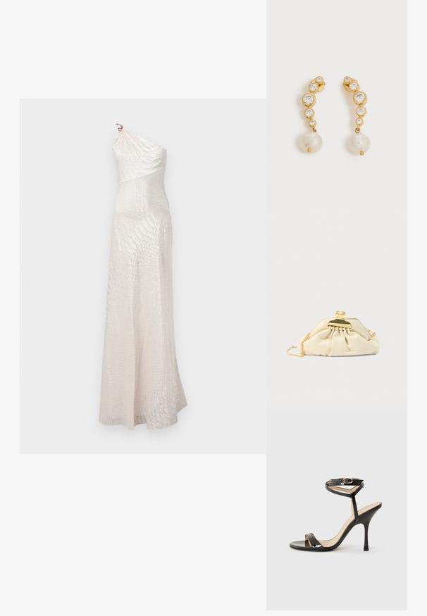 Robe ivoire asymétrique, longue jusqu'au sol, avec un motif texturé subtil et une silhouette ajustée.; Sandale à talons hauts en cuir verni noir avec une fine bride de cheville et une boucle, orteil ouvert et talon aiguille mince sur fond blanc.; Pochette couleur crème en matière douce, dotée d'un fermoir doré et d'une bandoulière chaîne, avec un design froncé sur le corps.; Boucles d'oreilles en or avec quatre pierres précieuses rondes transparentes de tailles décroissantes et une perle blanche pendante sur chaque boucle sur fond blanc.
