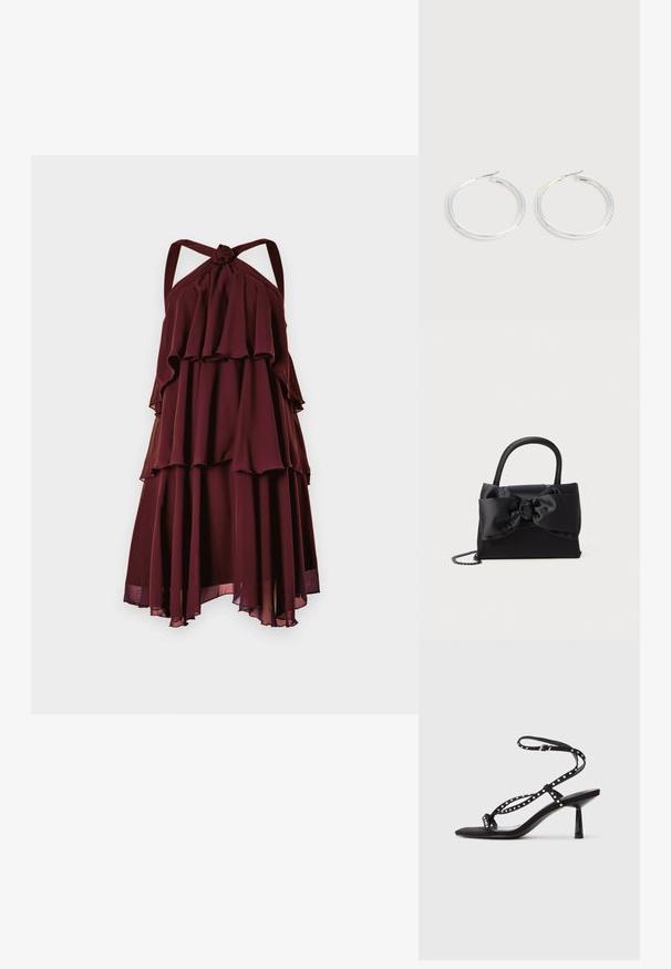 Robe bourgogne à volants, à couches, avec décolleté halter et bretelles nouées. Fabriquée en tissu léger, avec des accents transparents à l'ourlet.; Sandales à talons hauts en suede noir avec un nez pointu, une sangle à la cheville et des détails décoratifs en clous sur les sangles.; Sac à main noir en tissu lisse, orné d'un grand nœud en satin, de poignées arrondies et d'une bandoulière en chaîne. Forme rectangulaire compacte.; Paire de boucles d'oreilles créoles argentées brillantes avec fermoirs en fil fin, présentée sur un fond gris clair.