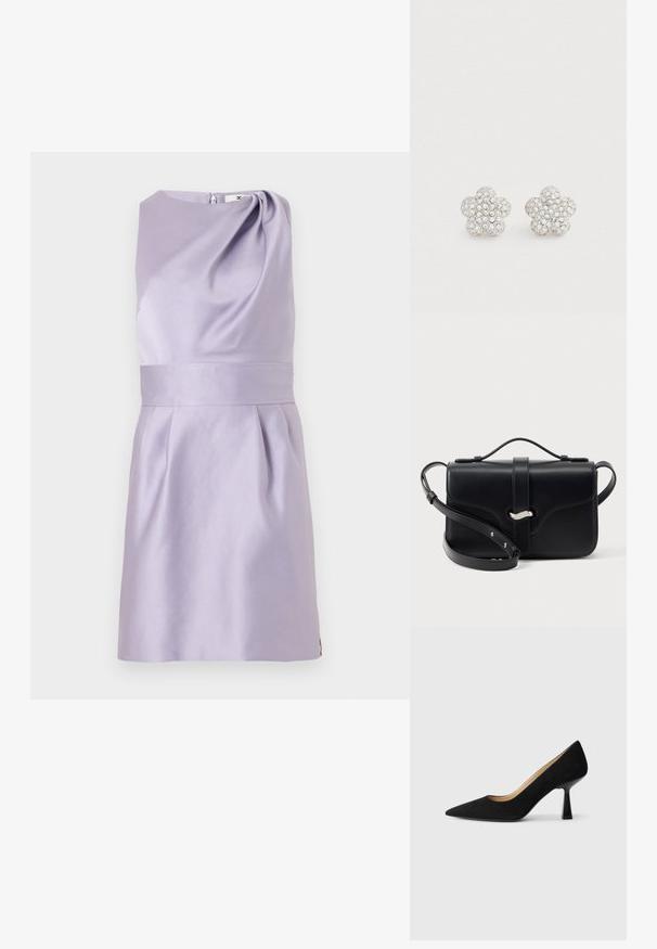 Robe lilas sans manches avec une taille cintrée, un décolleté asymétrique et de doux plis sous la taille sur un fond uni.; Pompe à talons hauts en suède noir avec un bout pointu, dotée d'un talon bloc noir brillant et d'une doublure intérieure lisse.; Sac bandoulière en cuir noir avec poignée supérieure, fermeture argentée et bandoulière ajustable sur fond blanc.; Boucles d'oreilles en forme de fleur en argent ornées de petits strass clairs pour un aspect texturé et étincelant.