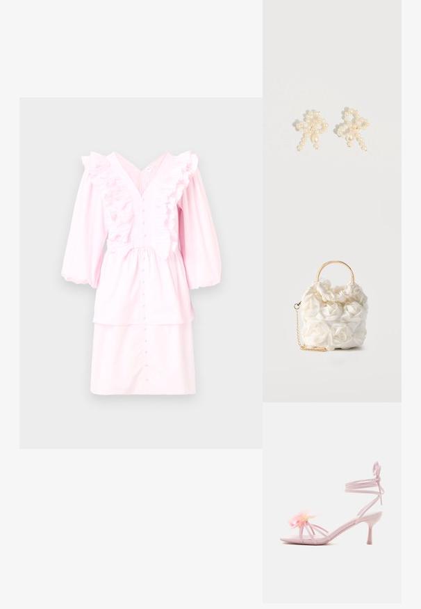 Vestido de algodón rosa con escote en V, acentos con volantes en el cuello, mangas largas y un frente abotonado con un diseño en capas.; Sandalia de tacón alto color rosa claro con tiras y lazada en el tobillo, decorada con una flor rosa en la tira frontal, mostrada en perfil lateral.; Bolso blanco adornado con rosas de tela, con un asa circular dorada y una correa de cadena dorada sobre un fondo liso.; Pendientes de perla con un diseño delicado que combina perlas pequeñas y medianas, color crema y una forma que asemeja a un lazo.