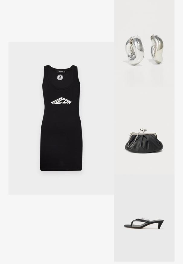 Sort tankkjole af jersey-stof med scoop-halsudskæring, der har en pasform, som fremhæver silhuetten, med et hvidt trykt logo.; NEOUS KALLIOPE - Sandaler m/ tåsplit - black; Sort læder clutch med samlet tekstur, sølvfarvet metalramme, kys-lås lukning og kædestrop. Glat, blød overflade.; Sølvskulpturelle øreringe med glatte, buede former og reflekterende overflader. Har et lukket hoop-design og en markant organisk form.