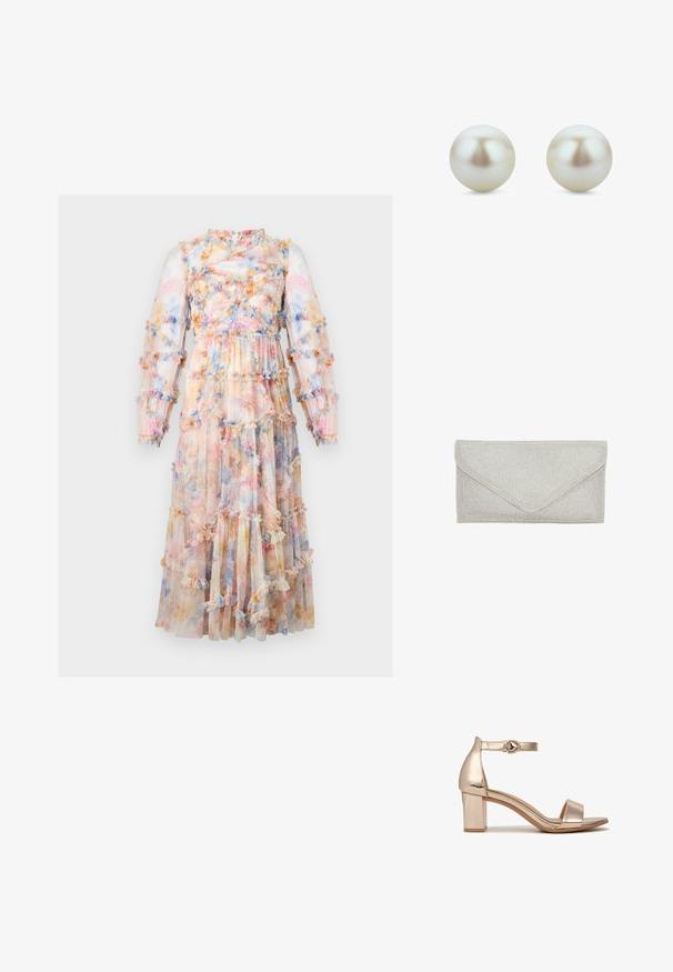 Lange jurk met bloemenprint, voorzien van doorschijnende, gerimpelde lagen in pasteltinten. Heeft een gathered lijfje en lange mouwen met ruches.; Bleke gouden sandaaltjes met hak, met een metallic afwerking, open teen, een enkele band over de voet, enkelband met een gesp en een blokhak.; Zilveren clutch met een gestructureerd oppervlak van kleine, glanzende kraaltjes. Heeft een envelopvorm en een driehoekige flapsluiting.; Set van twee ronde witte parelsteekoorbellen met een glad oppervlak, afgebeeld op een witte achtergrond.