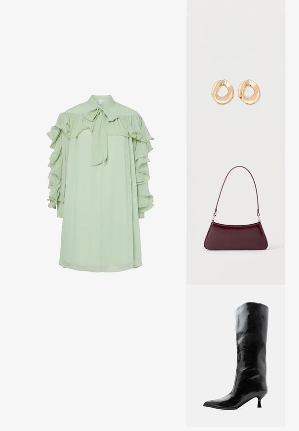 Hellgrünes Midi-Kleid mit langen Rüschensleeves und einem gebundenen Schleifenkragen, das eine lockere, fließende Passform bietet.; Schwarzer glänzender kniehoher Lederstiefel mit spitzer Spitze und niedrigem, gebogenem Absatz auf einfachem hellem Hintergrund.; Dunkelburgunderfarbene, glänzende Handtasche mit einem einzigen dünnen Griff und einer schlanken, trapezförmigen Form auf einem schlichten hellen Hintergrund.; Paar unregelmäßig geformter, polierter Creolen aus goldfarbenem Metall mit offenem Zentrum auf weißem Hintergrund.