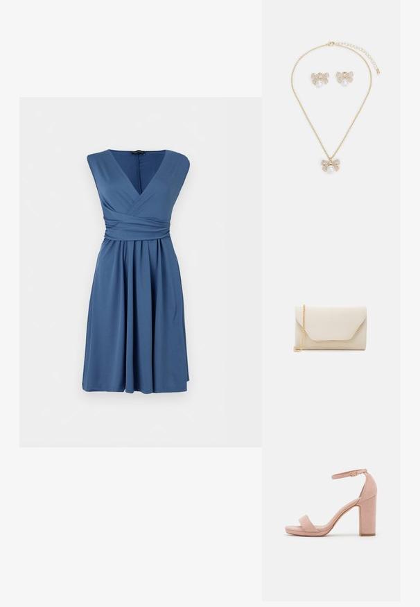 Robe bleue sans manches longueur genou avec col en V, détail taille drapé et jupe plissée sur fond uni.; Sandale à talon haut en daim rose avec un talon bloc, bout ouvert et bride de cheville avec une détail de boucle en or. Bande avant plate.; Pochette beige avec une texture lisse, une chaîne dorée et un rabat de style enveloppe avec un contour doré contrasté.; Set de bijoux en ton or comprenant un collier avec un pendentif en forme de nœud orné de strass et d'une perle centrale, complété par des boucles d'oreilles assorties.