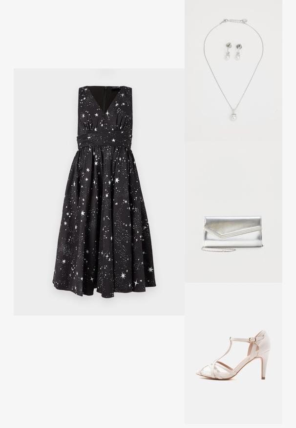 Vestido negro sin mangas con escote en V, cintura fruncida y falda completa; presenta un patrón de estrellas blancas y una cremallera oculta en la parte posterior.; Sandalia de tacón alto beige con tira en T, punta abierta, paneles de malla y cierre de hebilla ajustable sobre fondo blanco.; Bolso clutch plateado brillante con solapa de estilo sobre y adorno decorativo, pequeña correa de cadena plateada, sobre fondo liso claro.; Collar de plata con un colgante de perla y pendientes de botón a juego. Presenta eslabones brillantes y acentos parecidos a diamantes sobre las perlas.