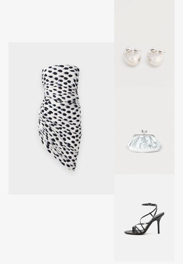 Strapless kjole med hvid bund og sorte samt marineblå polka dot mønstre, rynket design og asymmetrisk kant for en tætsiddende silhuet.; Sort højhælet sandal med tynde stropper, en ankelspænde, en glat læderoverflade og en slank stilethæl.; Lille sølvfarvet metallisk clutch-pung med rundet, rynket design og lukning med to sølvkugler.; Par af skinnende sølv store øreringe med lukning på bagsiden mod en ensfarvet hvid baggrund.