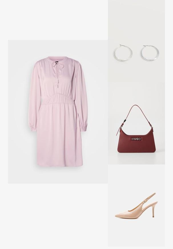 Roze jurk met lange mouwen, ronde hals, koordsluiting, geplooide taille en gladde stof. Heeft pofmouwen en een ontspannen pasvorm.; Beige lakleren slingback pumps met hoge hak, puntige neus en een klein gouden gespdetail op het bandje.; Kleine rechthoekige bordeauxrode leren handtas met een verstelbare schouderband en een zilveren "HUGO" logo plaatje aan de voorkant.; Zilverkleurige metalen creolen oorbellen met een glad, licht gebogen oppervlak en sluitingen met haaksluiting op een effen witte achtergrond.