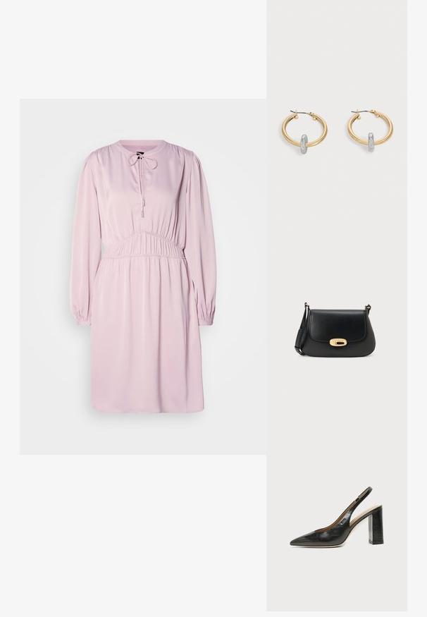 Roze jurk met lange mouwen, ronde hals, koordsluiting, geplooide taille en gladde stof. Heeft pofmouwen en een ontspannen pasvorm.; Zwarte leren slingback schoen met spits toelopend neusje, hoge blokhak en beige binnenvoering tegen een effen lichte achtergrond.; Zwarte leren schoudertas met flapontwerp, gouden ovale sluiting en verstelbare schouderband. Glad oppervlak en minimalistische stijl.; Paar goudkleurige creolen met kleine zilverkleurige lusdetail op elk, weergegeven tegen een lichtgrijze achtergrond.