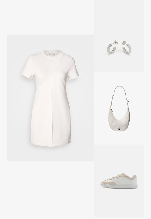 Calvin Klein Jeans MILANO T SHIRT DRESS - Džersejové šaty - tofu; Biele kožené tenisky s béžovými semišovými akcentmi a bielymi šnúrkami. Majú okrúhlu špičku a mäkkú podrážku pre pohodlie.; Biely kožený ramenný vak v tvare polmesiaca s nastaviteľným remienkom, zipsovým uzáverom a čiernym logom Calvin Klein na prednej strane.; Strieborné kovové náušnice v tvare kruhu s textúrovaným dizajnom, s malým zarážacím zapínaním a logom na jednom kruhu. Zaoblený tvar s lesklým povrchom.