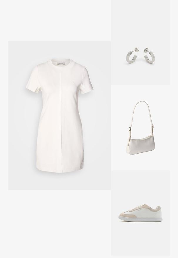 Calvin Klein Jeans MILANO T SHIRT DRESS - Džersejové šaty - tofu; Biele kožené tenisky s béžovými semišovými akcentmi a bielymi šnúrkami. Majú okrúhlu špičku a mäkkú podrážku pre pohodlie.; Biela kabelka cez rameno s nastaviteľným popruhom a jemným textúrovaným vzorom, obdĺžnikový tvar so zaoblenými hranami, strieborná pracka na popruhu.; Strieborné kovové náušnice v tvare kruhu s textúrovaným dizajnom, s malým zarážacím zapínaním a logom na jednom kruhu. Zaoblený tvar s lesklým povrchom.