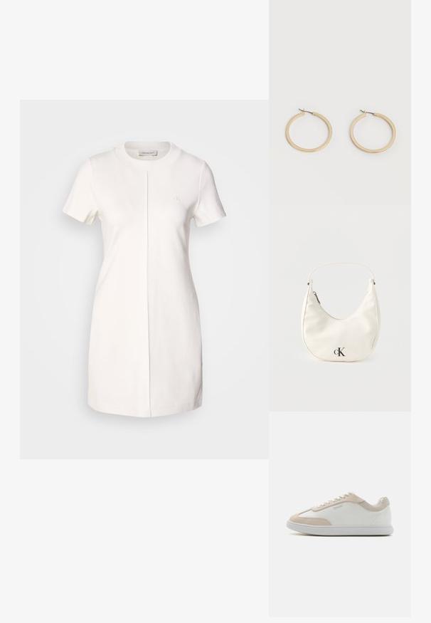 Calvin Klein Jeans MILANO T SHIRT DRESS - Jerseyjurk - tofu; Witte leren sneakers met beige suède accenten en witte veters. Beschikt over een ronde neus en een gevoerde zool voor comfort.; Kleine witte handtas in de vorm van een halve maan met een kort hengsel, ritssluiting en zwart "cK" logo aan de voorkant.; Een paar gladde goudkleurige middelgrote creooloorbellen met scharniersluitingen op een effen lichte achtergrond.