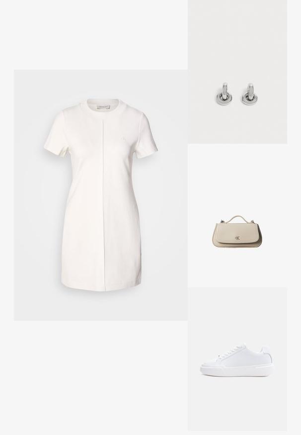 Calvin Klein Jeans MILANO T SHIRT DRESS - Džersejové šaty - tofu; Biely nízky topánok s viazaním na šnúrky, hrubou podrážkou a hladkým zvrškom, zobrazený z vonkajšej strany na jednoduchom svetlom pozadí.; Malá béžová kožená kabelka s horným držadlom a strieborným logom CK na prednej chlopni, zobrazená na bielom pozadí.; Pár malých, lesklých strieborných kruhových náušníc s guľatým základom, vystavených na obyčajnom svetlom pozadí.