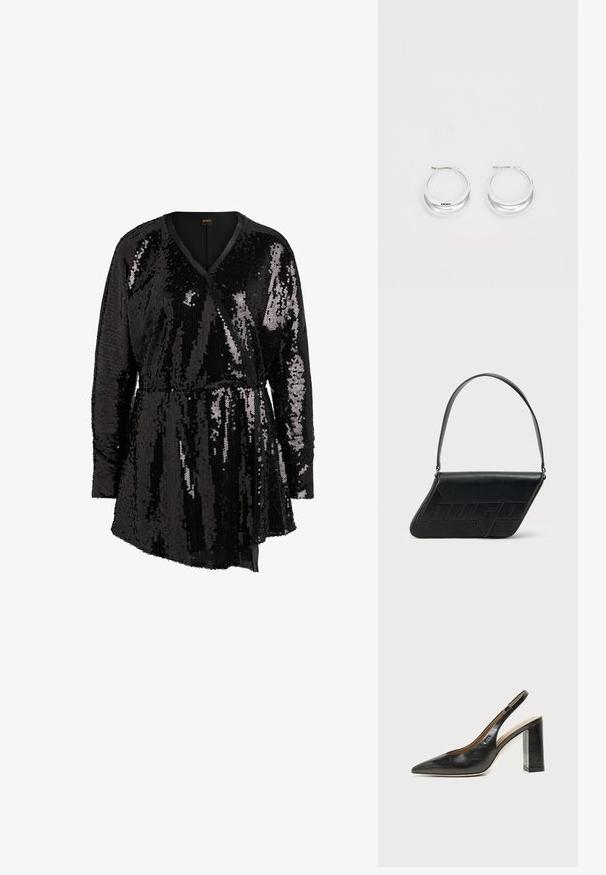 Haut noir à paillettes avec des manches longues, décolleté en V et design enveloppant. Présente une taille ajustée et un ourlet drapé pour une silhouette structurée.; Chaussure slingback en cuir noir à bout pointu avec un talon bloc haut et une doublure intérieure beige sur un fond clair uni.; Sac d'épaule en cuir noir de forme triangulaire, avec un logo embossé et une seule bandoulière réglable. Design minimaliste avec une texture lisse.; Boucles d'oreilles en argent avec une finition polie et un branding DKNY, présentées sur un fond blanc uni.