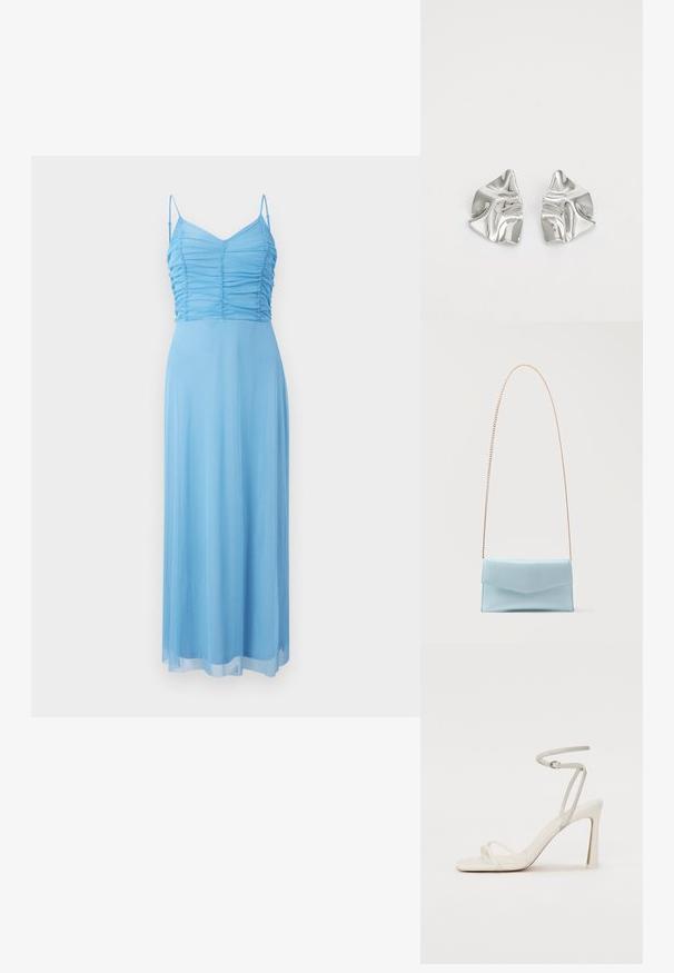 Robe longue sans manches bleu clair avec corsage froncé et fines bretelles ajustables sur fond neutre.; Sandale à talon blanche avec une fine lanière de cheville et deux lanières à l'avant. Texture en cuir lisse avec un orteil carré et un talon brillant.; Sac à main rectangulaire en cuir bleu clair avec fermeture à rabat et fine chaîne dorée sur fond blanc.; Boucles d'oreilles en métal argenté avec un design ondulé et sculptural, présentant une finition polie et des formes irrégulières, mettant en valeur une esthétique contemporaine.