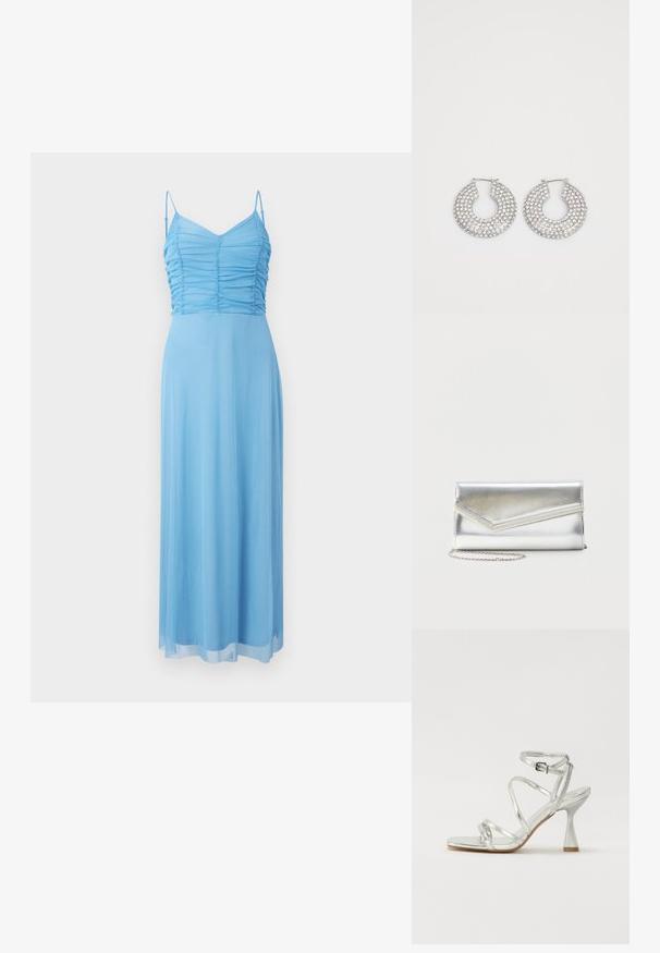 Robe longue sans manches bleu clair avec corsage froncé et fines bretelles ajustables sur fond neutre.; Sandale à talons hauts argentée présentant plusieurs brides croisées, une bride de cheville avec boucle, et un talon sculpté, le tout avec une finition métallique brillante.; Pochette argentée brillante avec rabat style enveloppe et garniture décorative, petite bandoulière chaîne argentée, sur fond clair uni.; Boucles d'oreilles en argent en forme de créoles ornées de multiples embellissements en cristal transparent, présentant une surface texturée et un design circulaire ouvert.