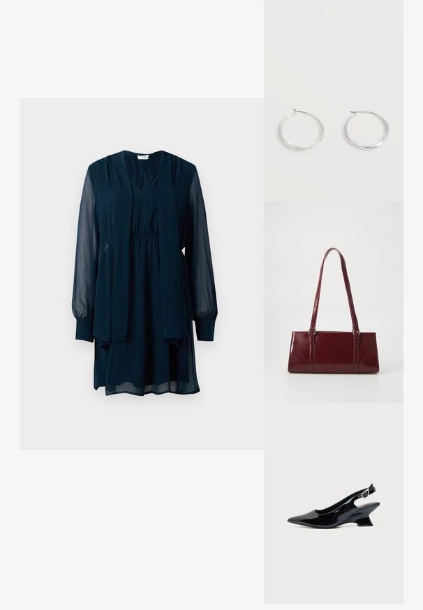 Vestido azul marino de manga larga con mangas transparentes, escote en V, cintura ceñida y detalle de bufanda larga adjunta en la parte delantera.; Zapato slingback de cuero charol negro con puntera puntiaguda y tacón bajo en bloque inclinado sobre fondo claro liso.; Bolso burdeos hecho de material brillante, de forma rectangular, con dos asas para el hombro y sutiles acentos curvados en la parte frontal.; Pendientes de aro de metal plateado con superficie lisa y ligeramente curvada y cierre de tipo mosquetón sobre un fondo blanco liso.
