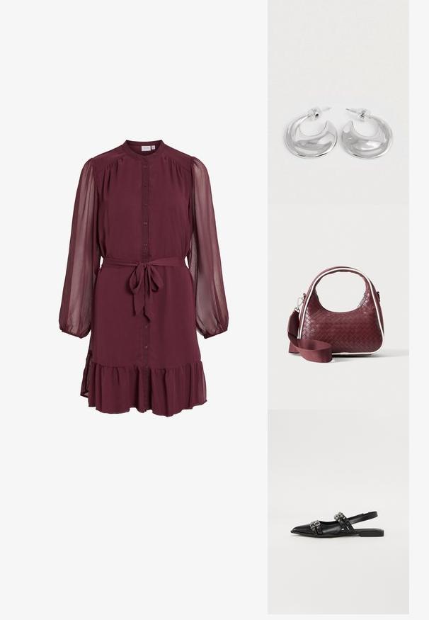 Langärmliges Burgunder-Kleid mit durchgehendem Knopfleiste vorne, transparenten, aufgepufften Ärmeln, Taillengürtel zum Binden und detailreichem Rüschensaum.; Even&Odd by Zalando Sling-Ballerina - black; Dunkelrote gewebte Ledertasche mit gebogenem Griff, weißem Besatz, silbernem Reißverschluss und abnehmbarem breitem Stoff-Schulterriemen vor einfarbigem Hintergrund.; Ein Paar polierte silberne, halbmondförmige Creolen mit klaren Kunststoffrückseiten auf einer weißen Oberfläche.
