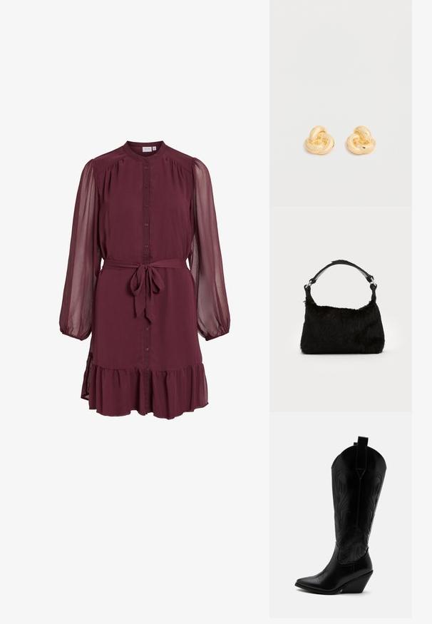 Langärmliges Burgunder-Kleid mit durchgehendem Knopfleiste vorne, transparenten, aufgepufften Ärmeln, Taillengürtel zum Binden und detailreichem Rüschensaum.; Schwarzer Leder-Cowboystiefel mit spitzer Zehe, schrägem Blockabsatz, dekorativer Naht und Zuglaschen oben vor weißem Hintergrund.; Schwarze Kunstfell-Handtasche mit weicher Textur, runder Form und einem stabilen schwarzen Leder-Schulterriemen. Sichtbare silberne Hardware-Akzente.; Paar glänzende Ohrstecker in Form eines Knotens in Goldton vor einem einfachen weißen Hintergrund.