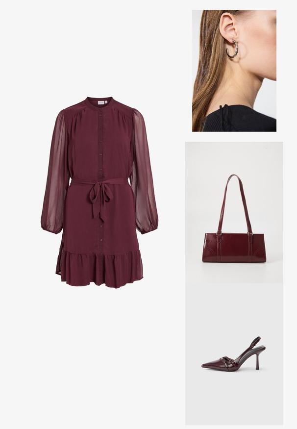 Robe bordeaux à manches longues avec fermeture à boutons devant, manches bouffantes transparentes, ceinture nouée à la taille et détail de volant à l’ourlet.; Escarpin slingback en cuir verni bordeaux avec bout pointu, fine bride à la cheville et petit détail décoratif de boucle. Texture lisse et talon haut.; Sac à main bordeaux en matériau brillant, de forme rectangulaire, avec deux anses et des accents légèrement courbés à l'avant.; Boucle d'oreille en argent avec une finition polie, présentant de petits détails en or et de forme ronde, portée sur le lobe.