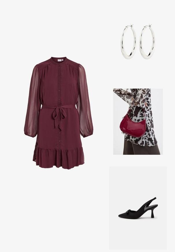 Langärmliges Burgunder-Kleid mit durchgehendem Knopfleiste vorne, transparenten, aufgepufften Ärmeln, Taillengürtel zum Binden und detailreichem Rüschensaum.; Schwarzer Slingback-Pumps mit spitzer Kappe, kleinem Schleifendetail vorne und schmalem Absatz, vor weißem Hintergrund gezeigt.; Frau trägt eine schwarz-weiß gemusterte Bluse und hält eine glänzende rote Schultertasche vor einem einfarbigen Hintergrund.; Silberne Creolen mit einer glatten, glänzenden Oberfläche. Kreisform, ausgestattet mit einem sicheren Verschluss. Einfaches und elegantes Design.