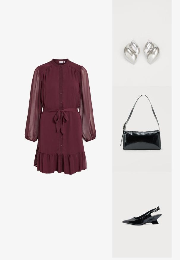 Langärmliges Burgunder-Kleid mit durchgehendem Knopfleiste vorne, transparenten, aufgepufften Ärmeln, Taillengürtel zum Binden und detailreichem Rüschensaum.; Schwarzer Slingback-Schuh aus Lackleder mit spitzer Spitze und niedrigem, schrägem Blockabsatz auf einfachem hellem Hintergrund.; Schwarze rechteckige Schultertasche mit einem verstellbaren Riemen und einem oberen Reißverschluss vor einfachem Hintergrund.; Silberne Ohrringe mit einer organischen, abstrakten Form. Glatte, glänzende Oberfläche mit einem konischen Design. Mit dezenten Kurven und einem zentralen Linienelement.