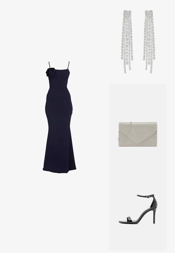 Marineblauwe, aansluitende jurk met een zeemeermin-silhouet, met een enkele schouderband en een decoratieve bloemen_detail bij de halslijn.; Zwarte gepatineerde leren hoge hak sandalen met een slanke enkelband, open teen, minimalistisch ontwerp en een gladde, glanzende afwerking.; Metalen zilveren clutch met een envelopontwerp, verrijkt met een gestructureerd patroon, voorzien van een afneembare kettinghengsel.; Lange zilveren oorbellen met een scala aan heldere, facetteerde kristallen in een waterval van strengen met variërende lengtes en vormen.