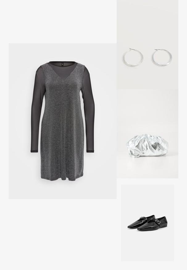 Robe noire avec de longues manches en voile, présentant un décolleté en V et un corps scintillant noir avec une texture lisse. Convient pour des occasions formelles.; Paire de chaussures plates en cuir verni noir à bouts pointus avec une bride à boucle sur le dessus, montrée sur un fond clair uni.; Pochette argent métallique avec un corps doux et froncé et une fine bandoulière. Présente une texture lisse et brillante ainsi qu'une forme arrondie.; Boucles d’oreilles créoles en métal argenté avec une surface lisse légèrement incurvée et des fermoirs à clapet sur un fond blanc uni.