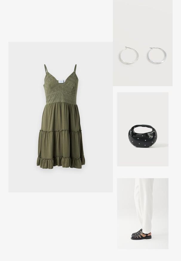 Olivenfarbenes Kleid mit Spitzenverzierungen am Oberteil, verstellbaren Trägern und einem gerafften, gestuften Saum aus leichtem Stoff.; Person trägt weiße Hose und schwarze Leder-Sandalen mit offenem Zehenbereich und Schnalle und steht vor weißem Hintergrund.; Schwarze Lederhandtasche mit abgerundeter Form, verziert mit silbernen Nietenakzenten und kurzem Griff. Glatte Struktur und Reißverschlussverschluss.; Silberne Metallcreolen mit glatter, leicht gebogener Oberfläche und Klappverschluss vor schlicht weißem Hintergrund.