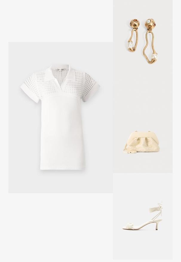 Witte poloshirt met korte mouwen, met een gestructureerd bovenstuk en een gladde onderkant. Ontworpen met een klassieke kraag en een V-hals.; Roomkleurige sandalen met lage hak, enkelriempjes en een brede gedraaide band over de tenen, op een effen witte achtergrond.; Crèmekleurige stoffen handtas met bloemrijke borduursels, zachte afgeronde bovenkant en verstelbare band, plat gelegd op een lichtgrijze achtergrond.; Goudkleurige oorbellen met onregelmatige open vormen, elk met een parel aan de onderkant en edelsteendetails op de ronde stekers.