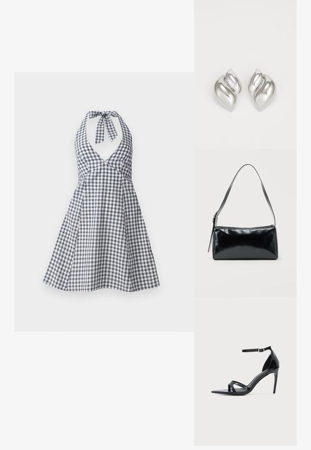 Vestido halter de cuadros en navy y blanco con escote en V profundo y lazo en la espalda. Diseño de falda acampanada con un corsé ajustado y detalles de pinzas.; Sandalia de tacón alto de charol negro con una fina correa en el tobillo, punta abierta y diseño minimalista sobre un fondo claro y liso.; Bolso de hombro rectangular negro con una correa ajustable y un cierre de cremallera superior sobre un fondo liso.; Pendientes de plata con una forma orgánica y abstracta. Superficie lisa y brillante con un diseño cónico. Presentan suaves curvas y un detalle de línea central.