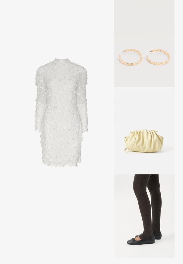 Witte jurk met lange mouwen, voorzien van geborduurde bladmotieven en ronde accenten. Hoge hals en textiel met gestructureerde stof en franjes.; Benen met donkere geribbelde leggings gecombineerd met zwarte ballerina's met kleine strikdetails op een witte achtergrond.; Geel geplooide handtas van soepel nepleer, met een zachte vorm, een enkele schouderriem en een verzameld ontwerp aan de bovenkant.; Oorringen in goudkleur met een onregelmatig golfpatroon en ingelegde heldere kristalaccenten, bevestigd met achterkantjes van kunststof.