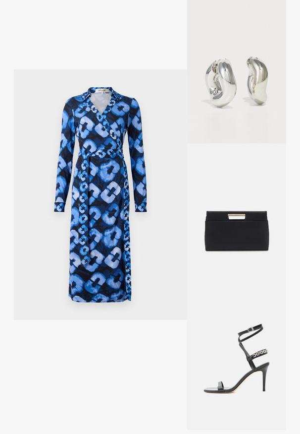 Langærmet omslagskjole i blå og sort, med et abstrakt mønster af lyse og mørke blå former. Blødt stof og v-hals design.; Sort højhælet sandal med tynd ankelrem, midtfodsrem dekoreret med sølvkædeled og åben tå-design.; Sort læder clutch taske med rektangulær form. Har et metalhåndtagsaccent ved lukningen, glat tekstur og minimalistisk design.; Sølvskulpturelle øreringe med glatte, buede former og reflekterende overflader. Har et lukket hoop-design og en markant organisk form.